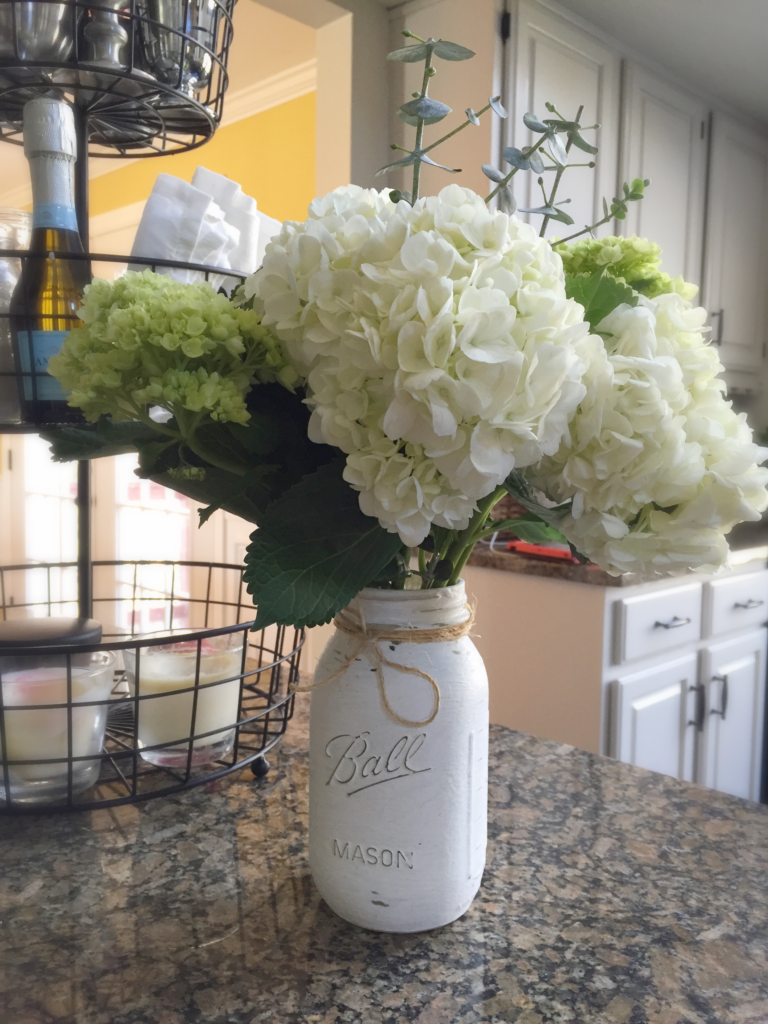 How to paint Mason jars with chalk paint by www.whitecottagehomeandliving.com