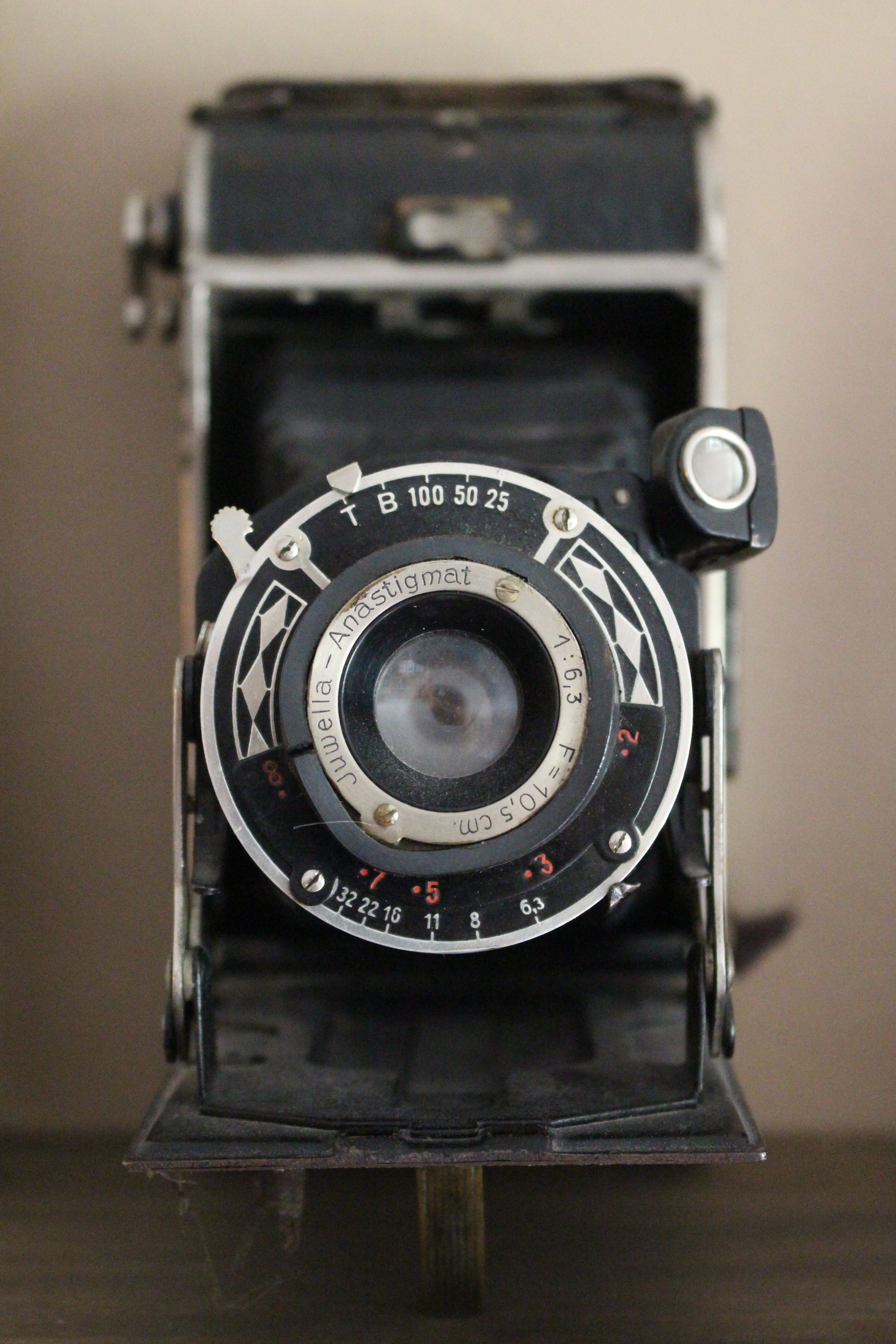 Vintage camera collection | decor | vintage collection | displaying collectibles | old cameras