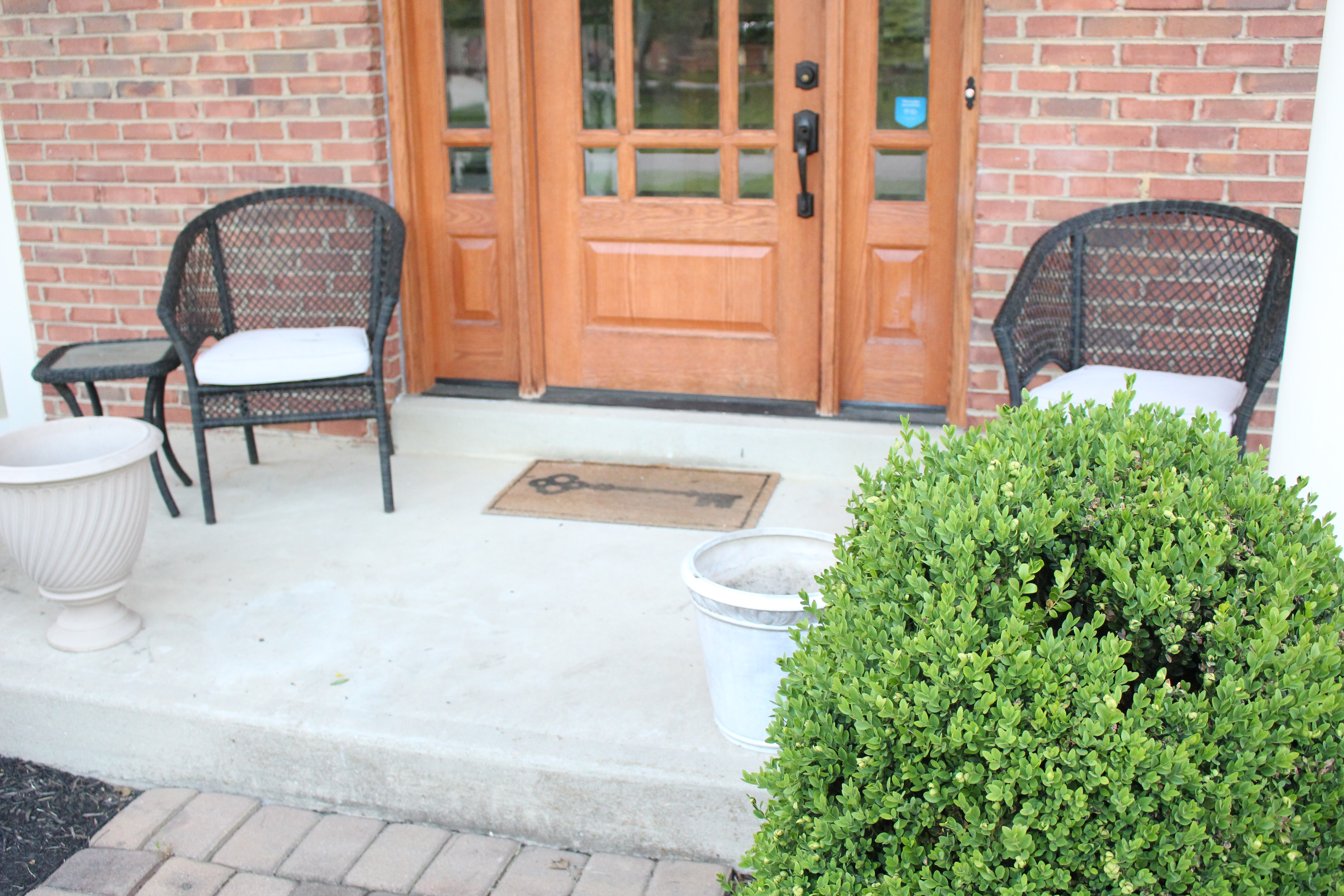 Curb Appeal Challenge: Front Porch by www.whitecottagehomeandliving.com