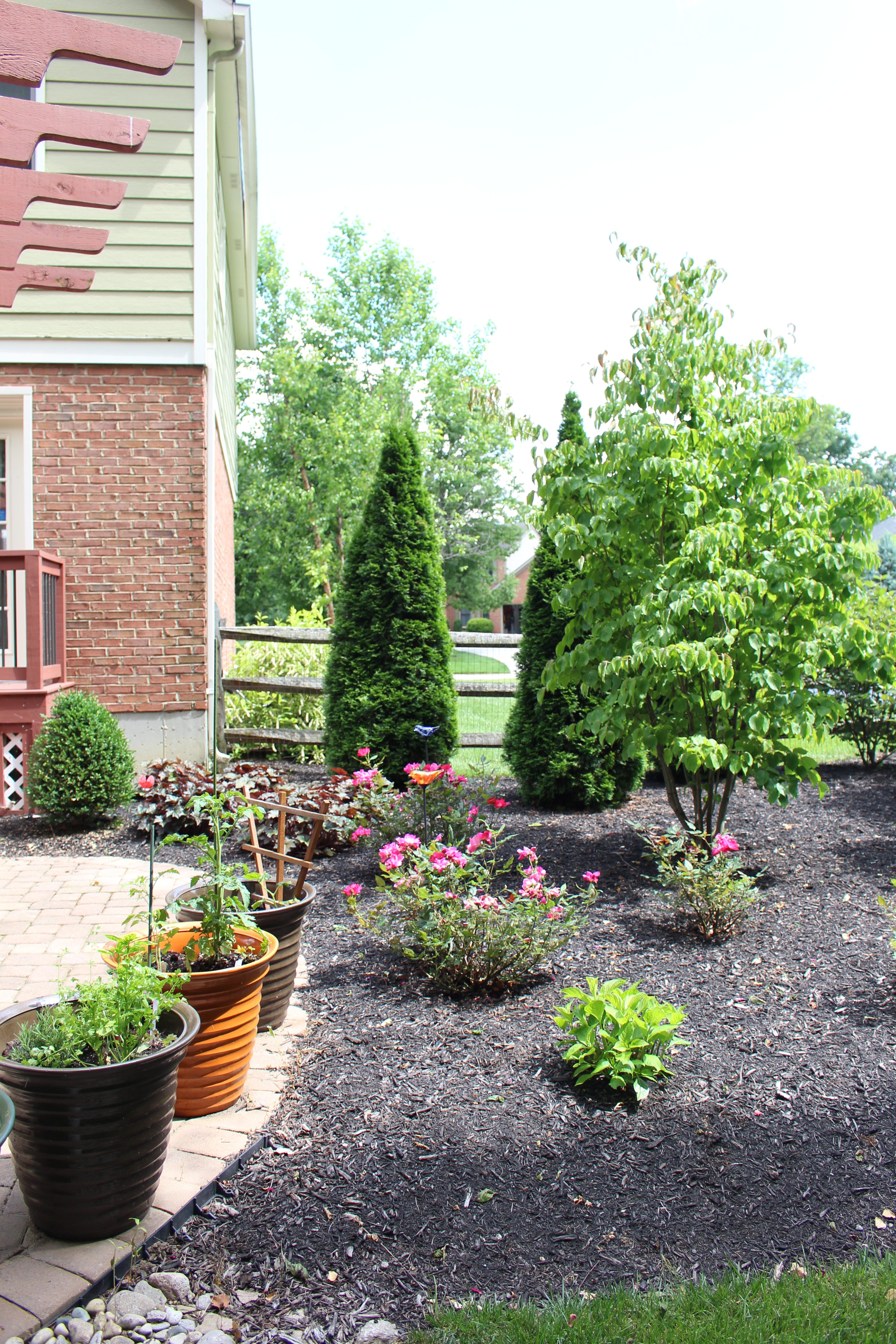 Summer Landscape Plantings for Garden Hop Tour by www.whitecottagehomeandliving.com