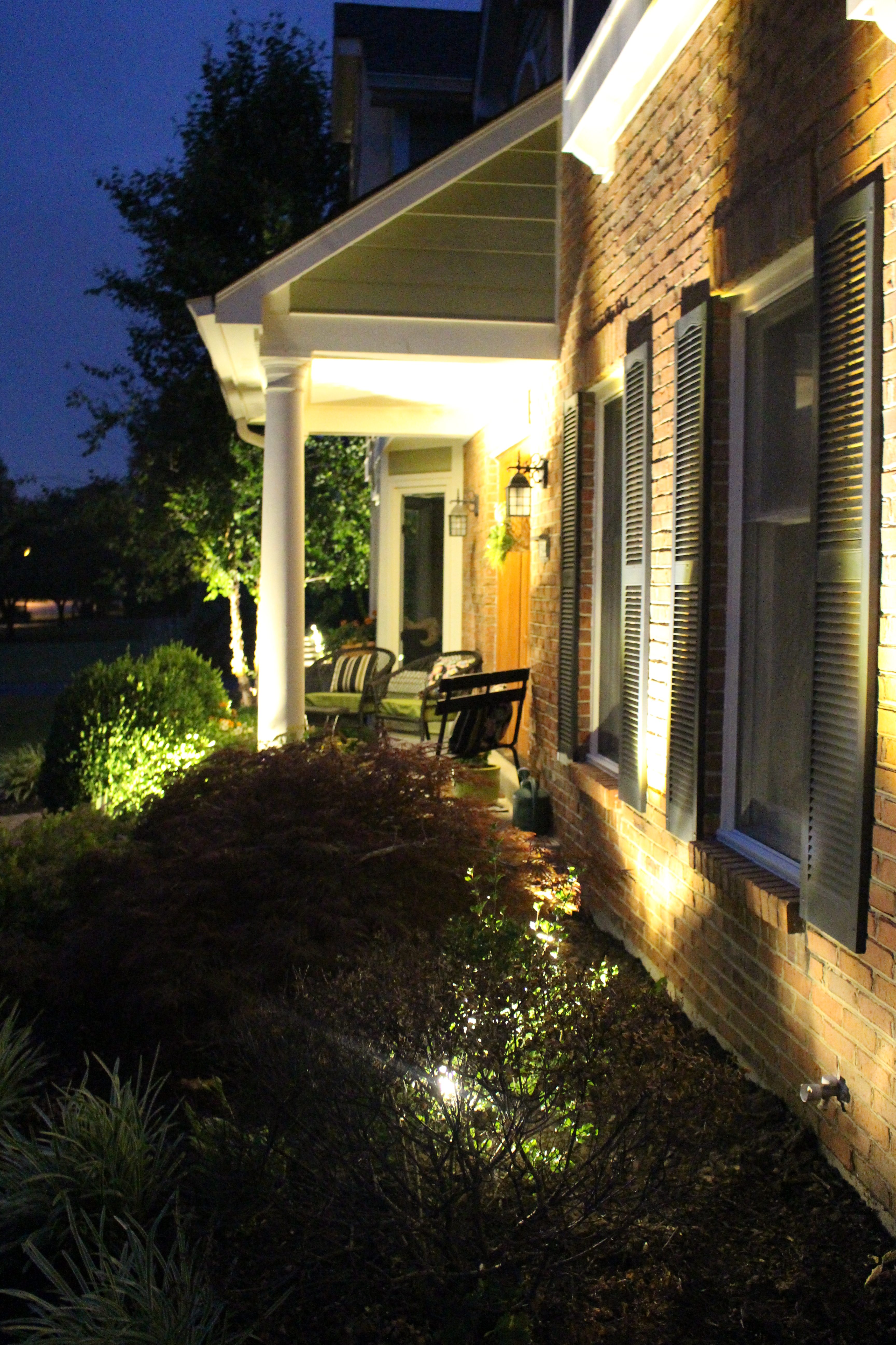 Landscape Lighting Kit from LampsPlus installed for Curb Appeal by www.whitecottagehomeandliving.com