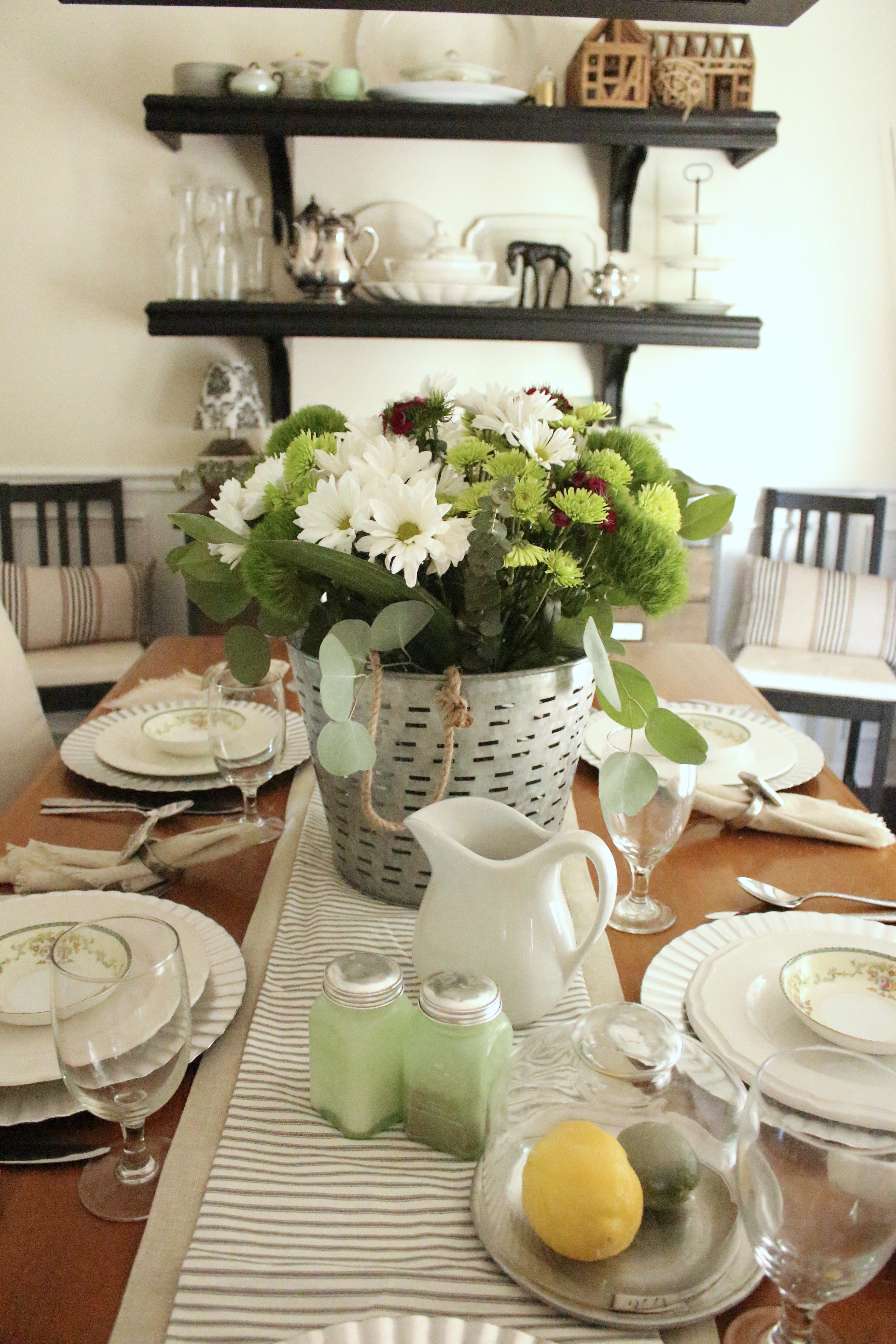 Summer Tablescape by www.whitecottagehomeandliving.com