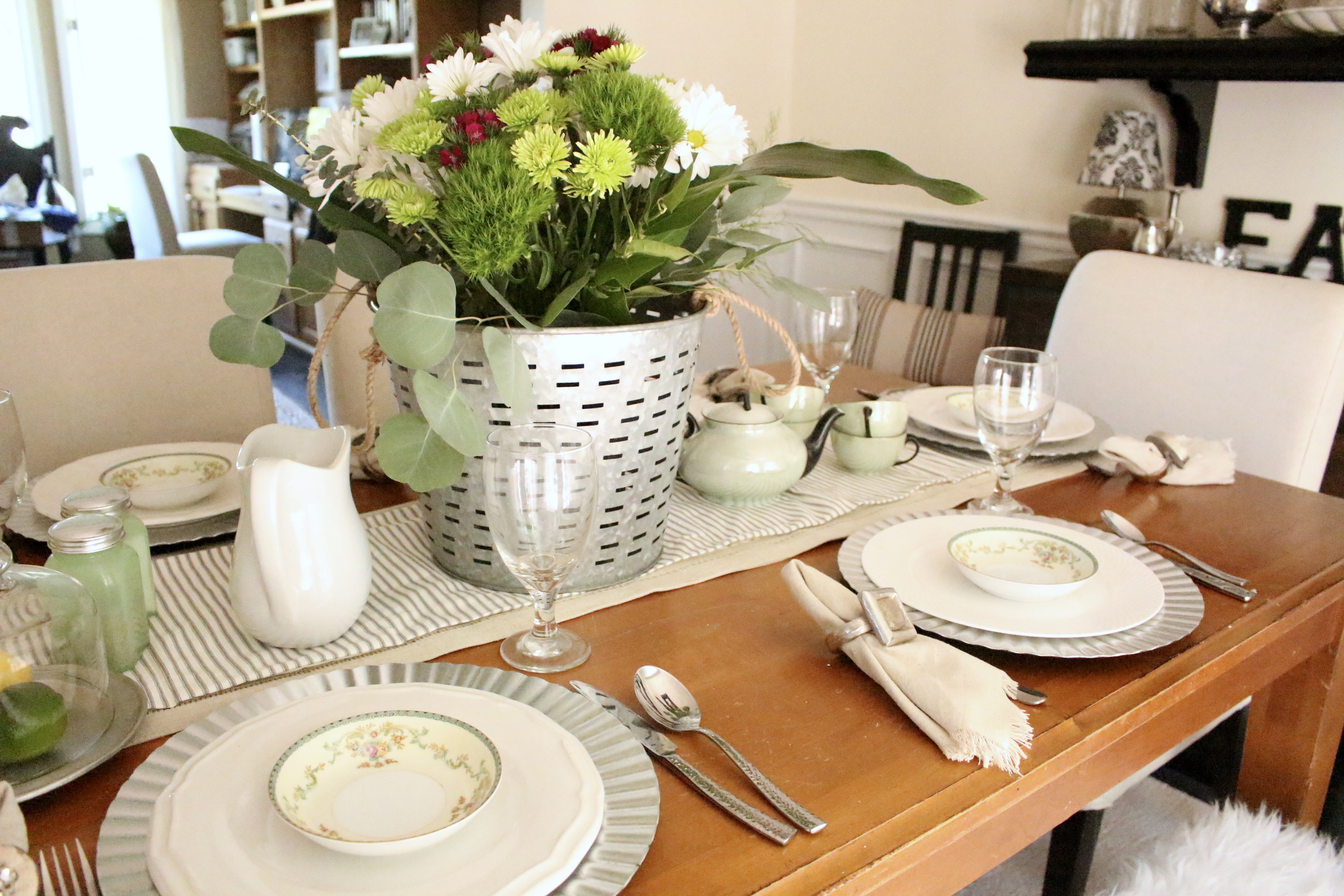 Summer Tablescape by www.whitecottagehomeandliving.com