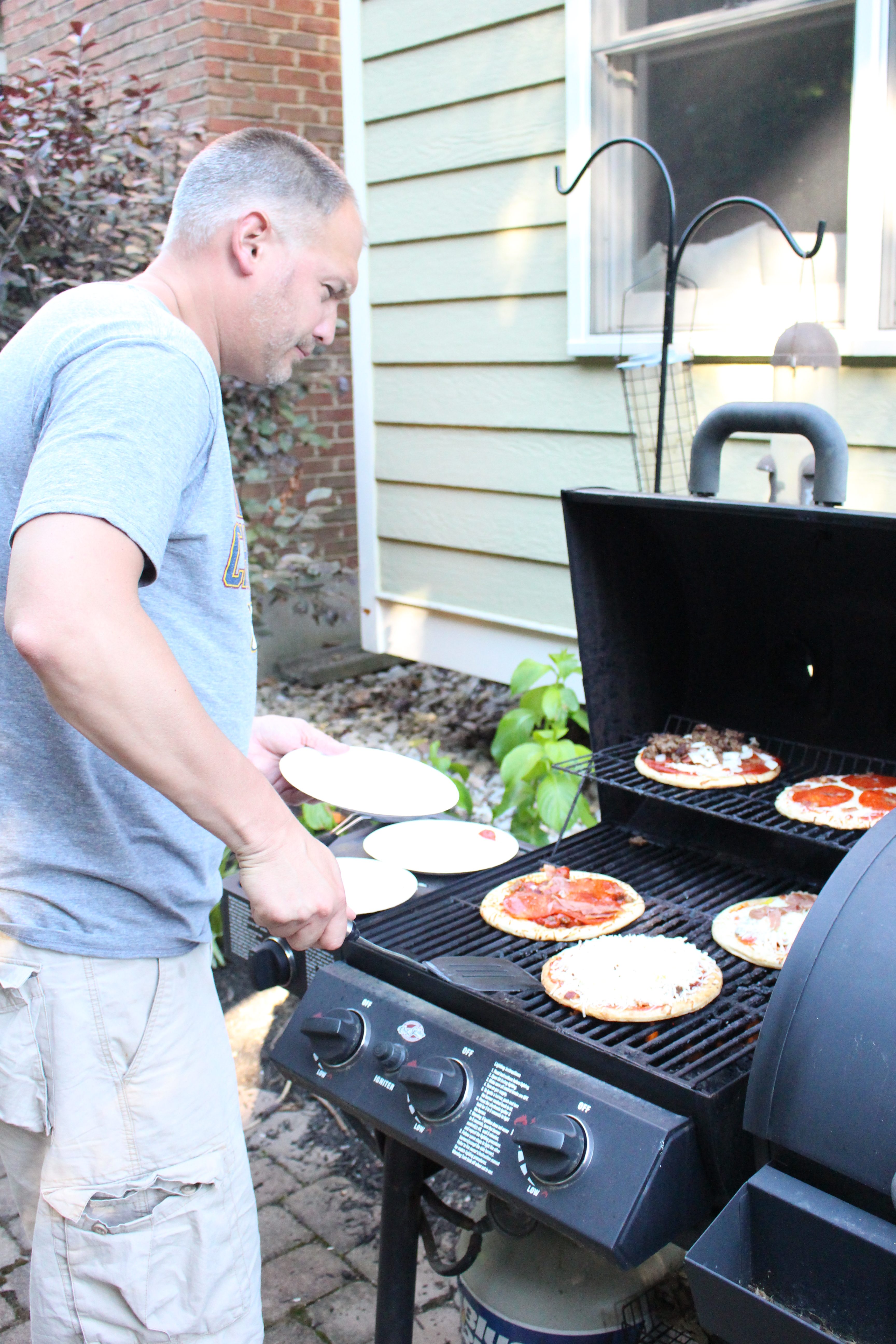 Grilled Pizza Party by www.whitecottagehomeandliving.com