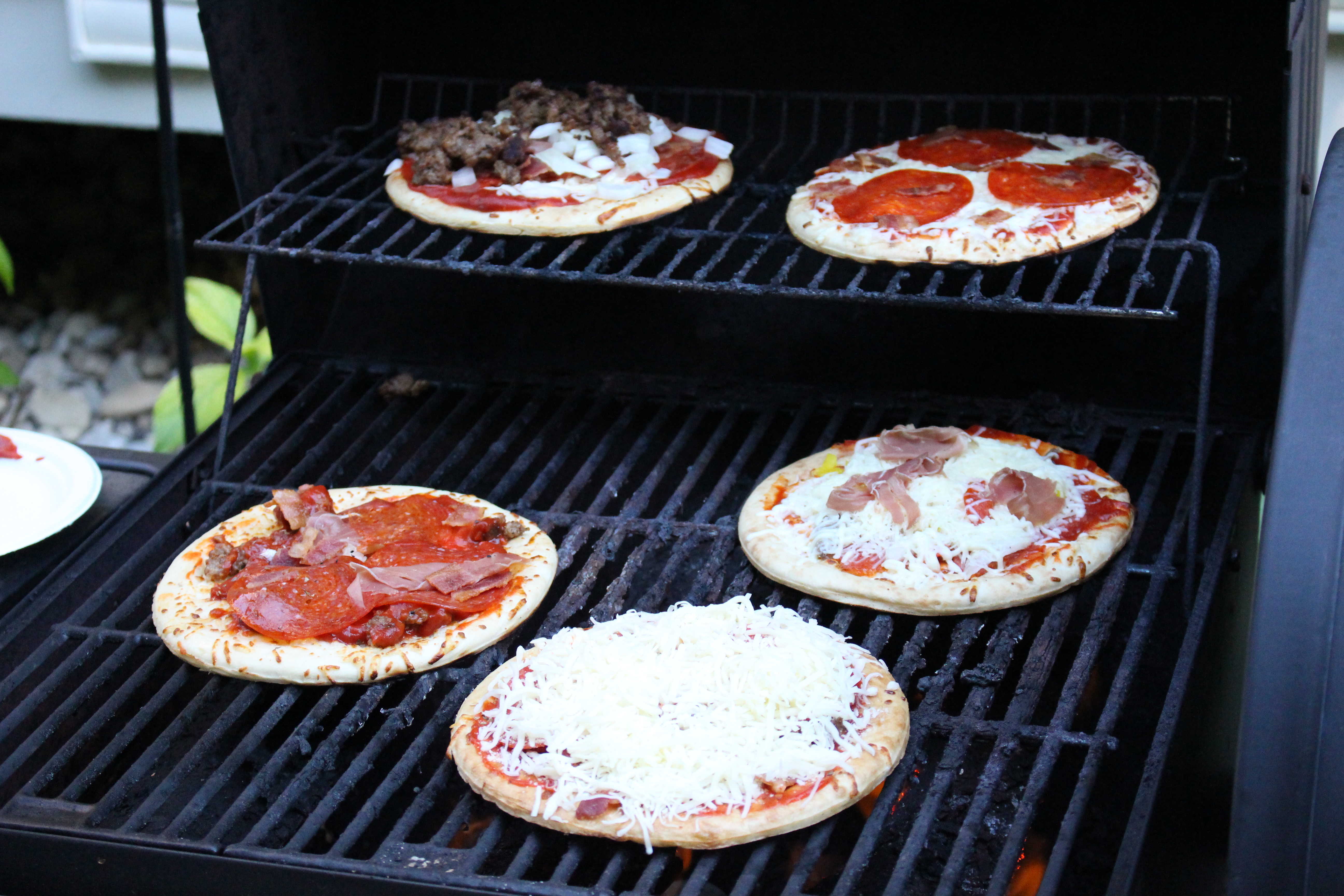 Grilled Pizza Party by www.whitecottagehomeandliving.com