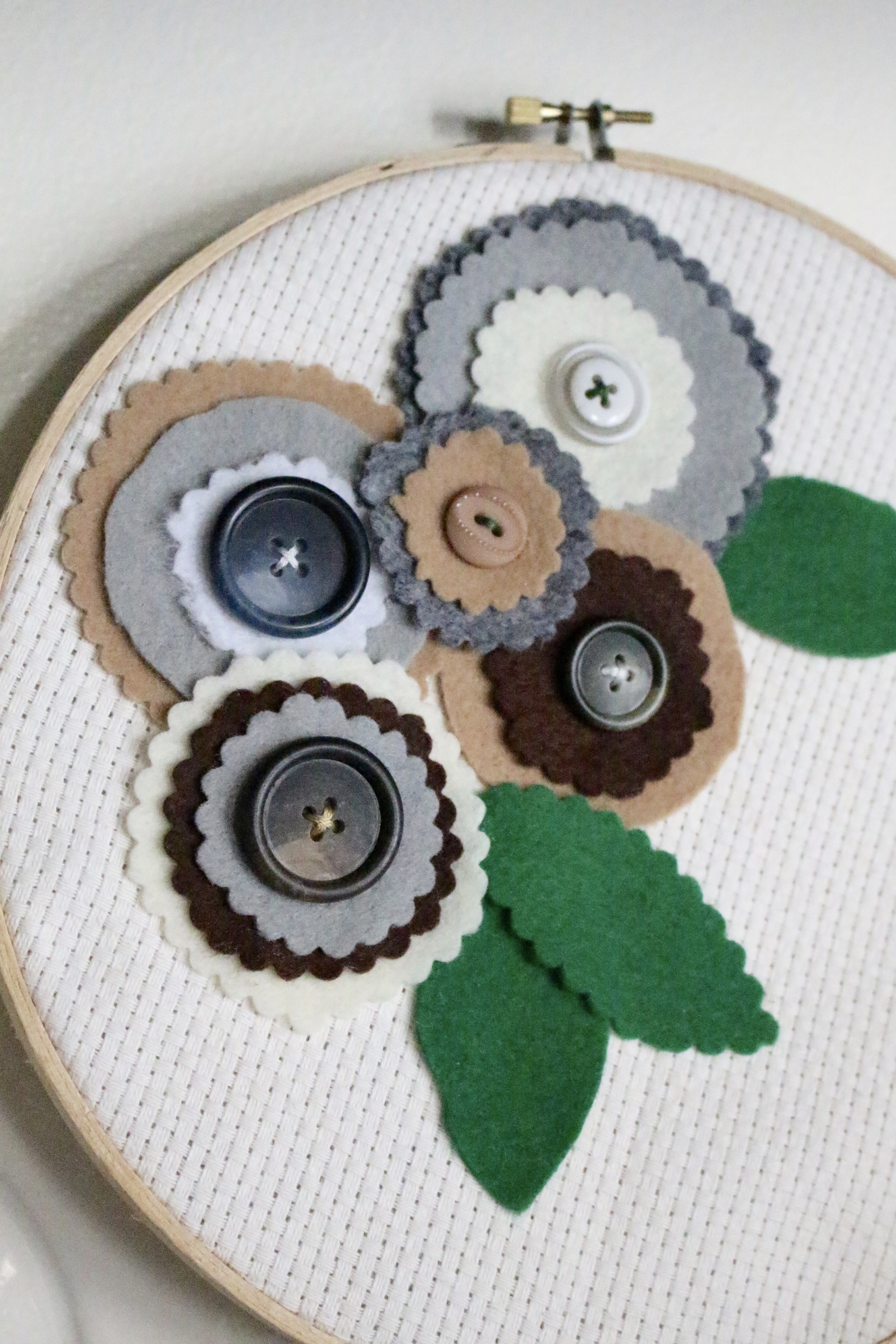 Embroidery Hoop Art with Felt Flowers by www.whitecottagehomeandliving.com