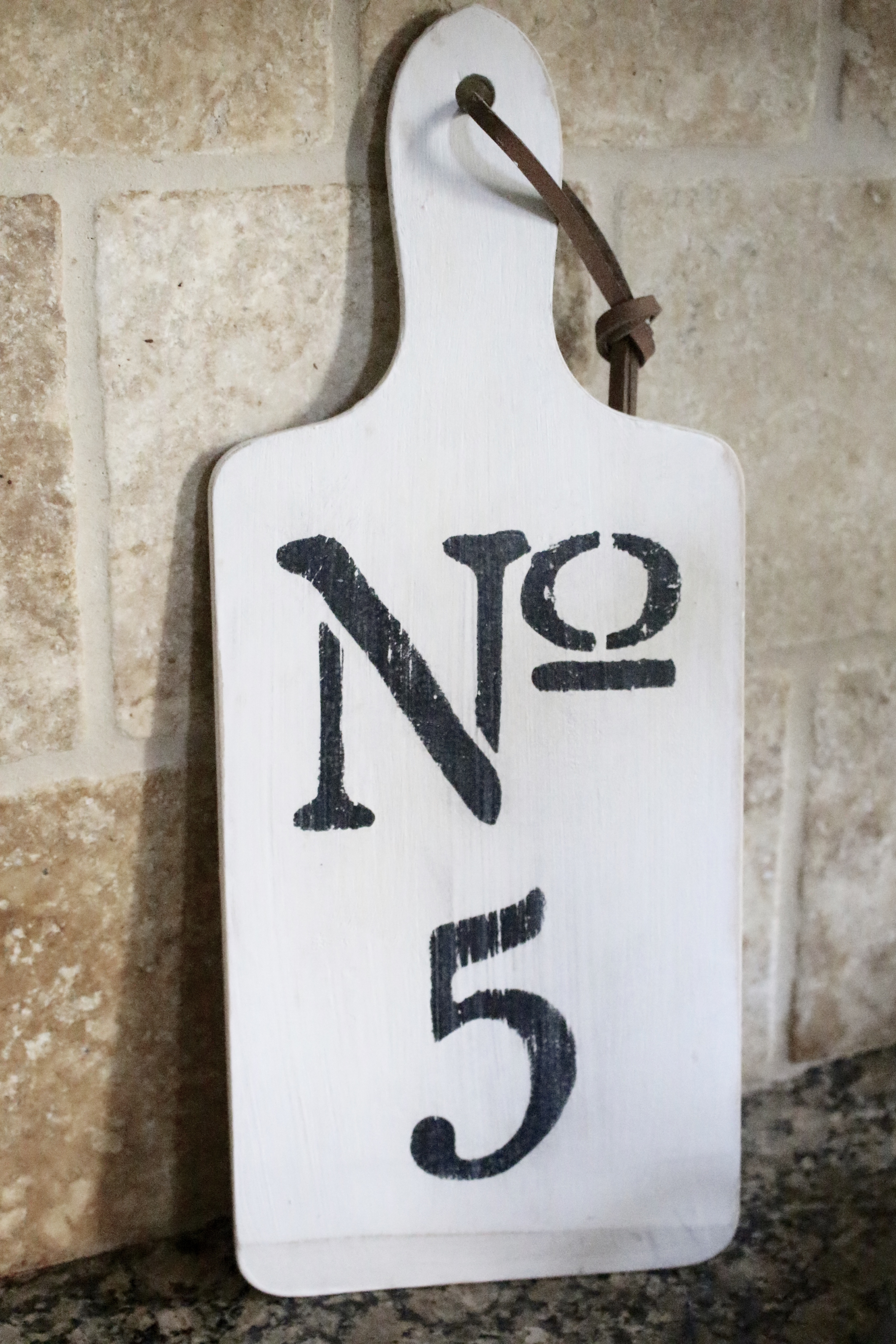 Wooden paddle makeover using chalk paint and a stencil by www.whitecottagehomeandliving.com