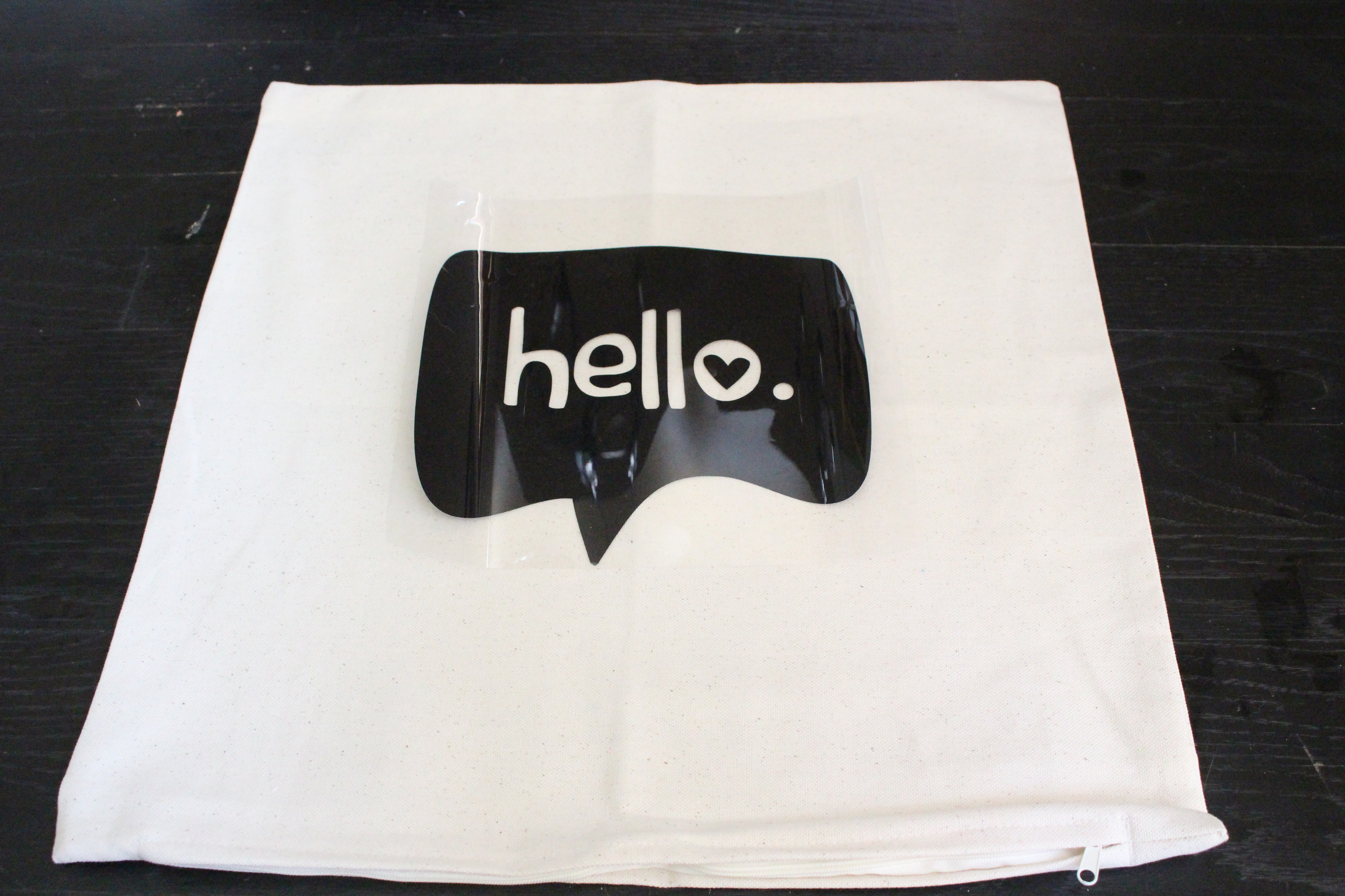 Silhouette Cameo Vinyl Heat Transfer Pillow Cover project | Silhouette projects | Silhouette Cameo | vinyl | DIY pillow cover | decor | pillows