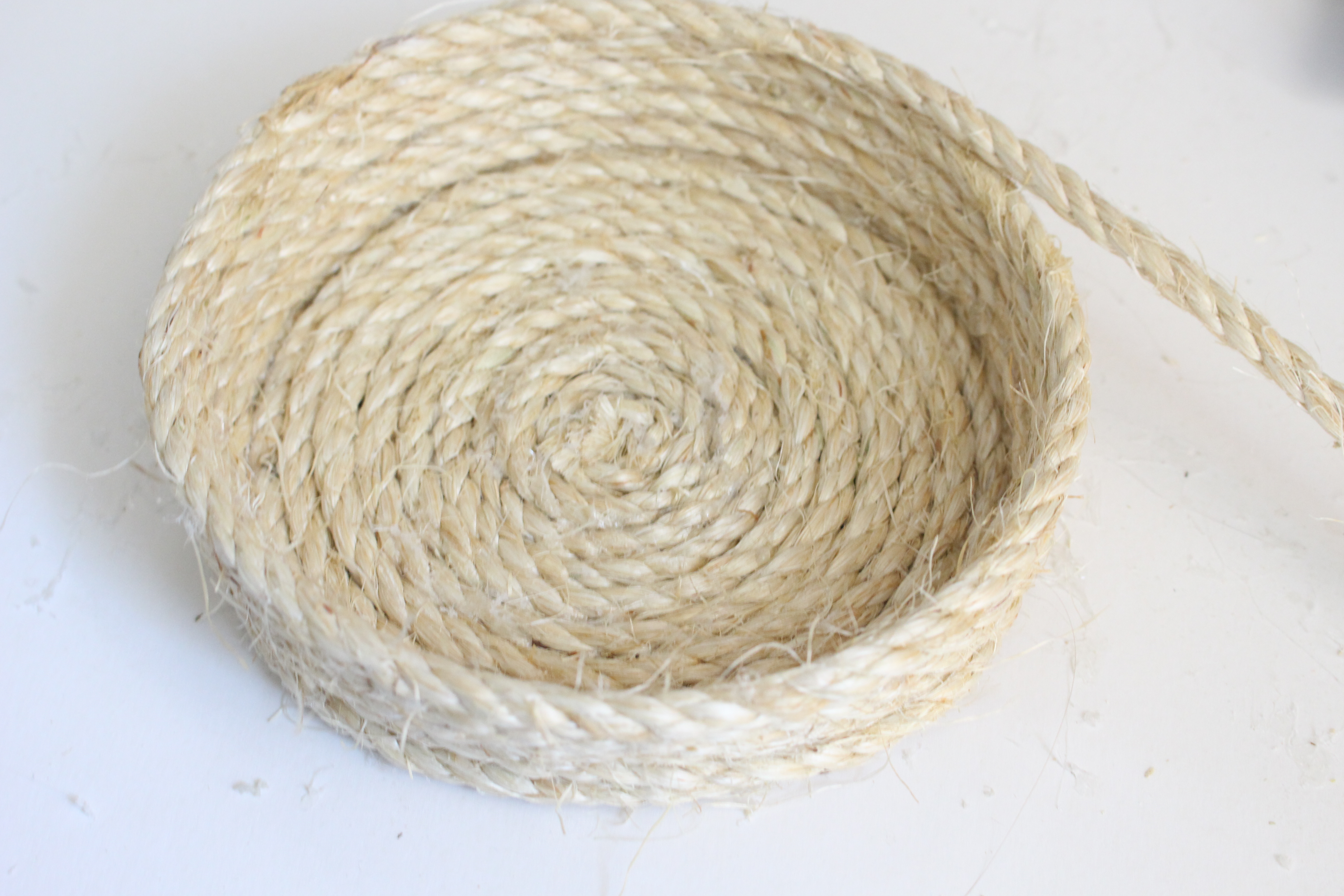 Sisal Rope Basket with Tassels- DIY rope projects- how to make a rope basket- how to make tassels- crafts- rope- DIY