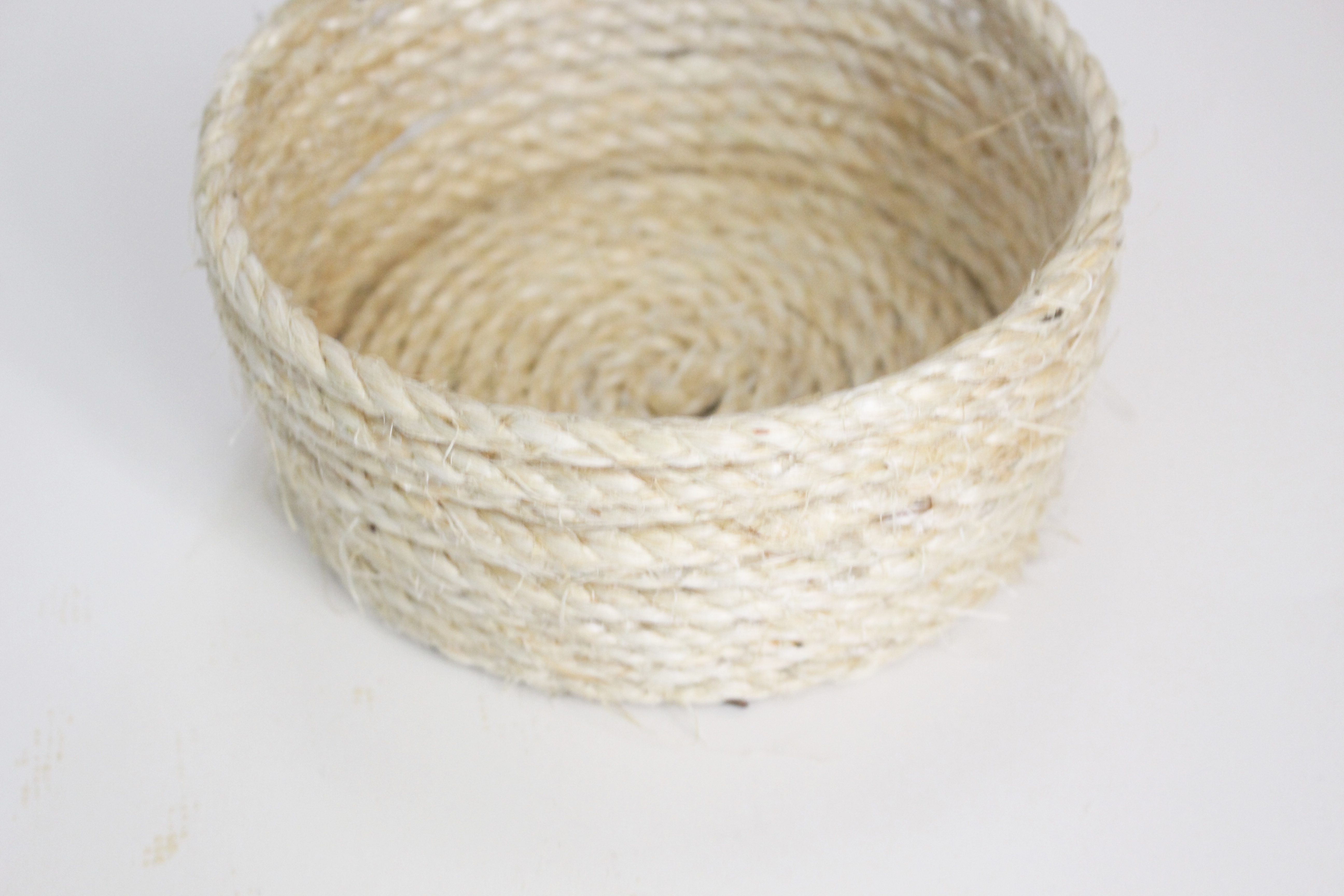 Sisal Rope Basket with Tassels- DIY rope projects- how to make a rope basket- how to make tassels- crafts- rope- DIY