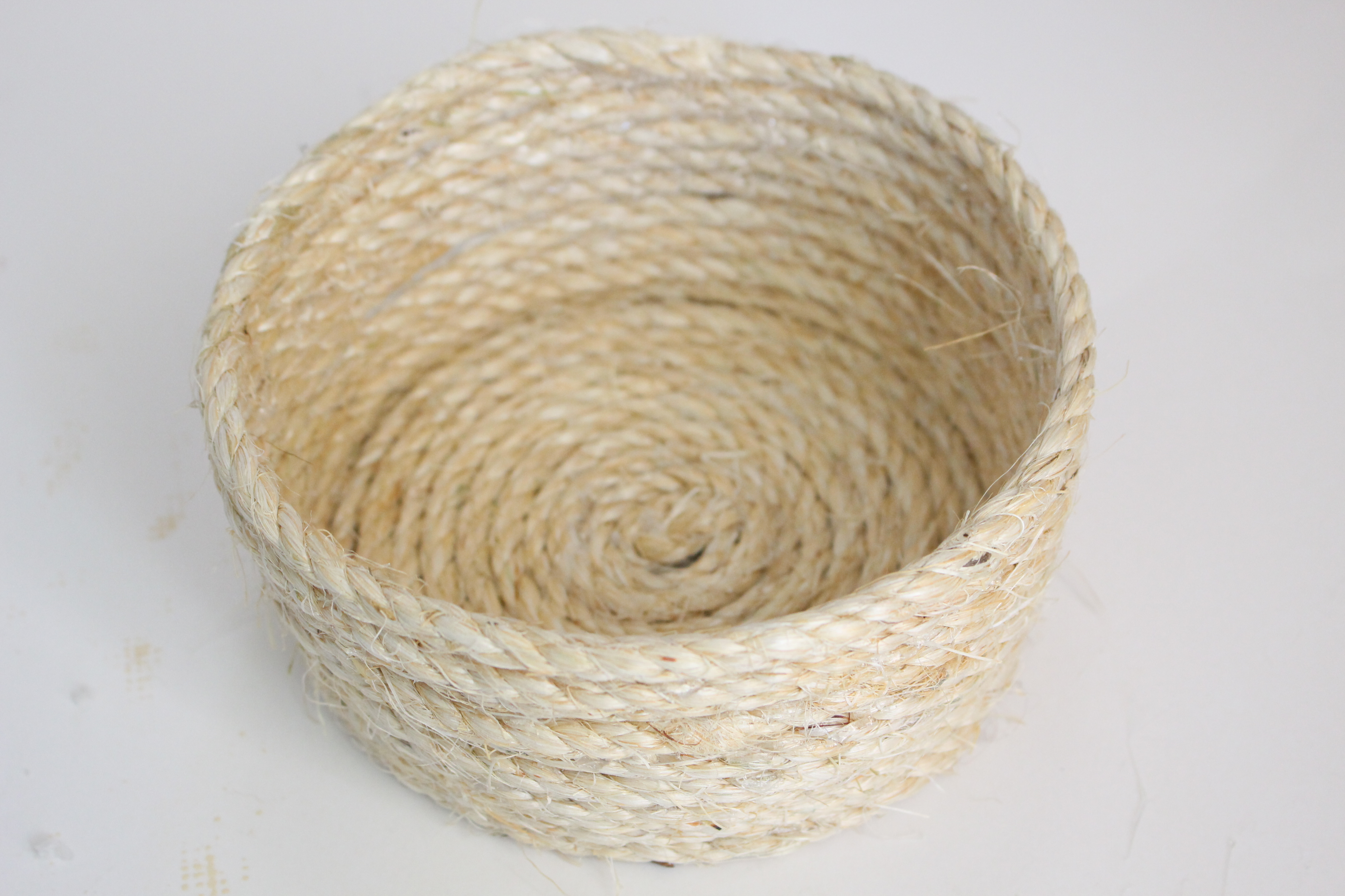 Sisal Rope Basket with Tassels- DIY rope projects- how to make a rope basket- how to make tassels- crafts- rope- DI
