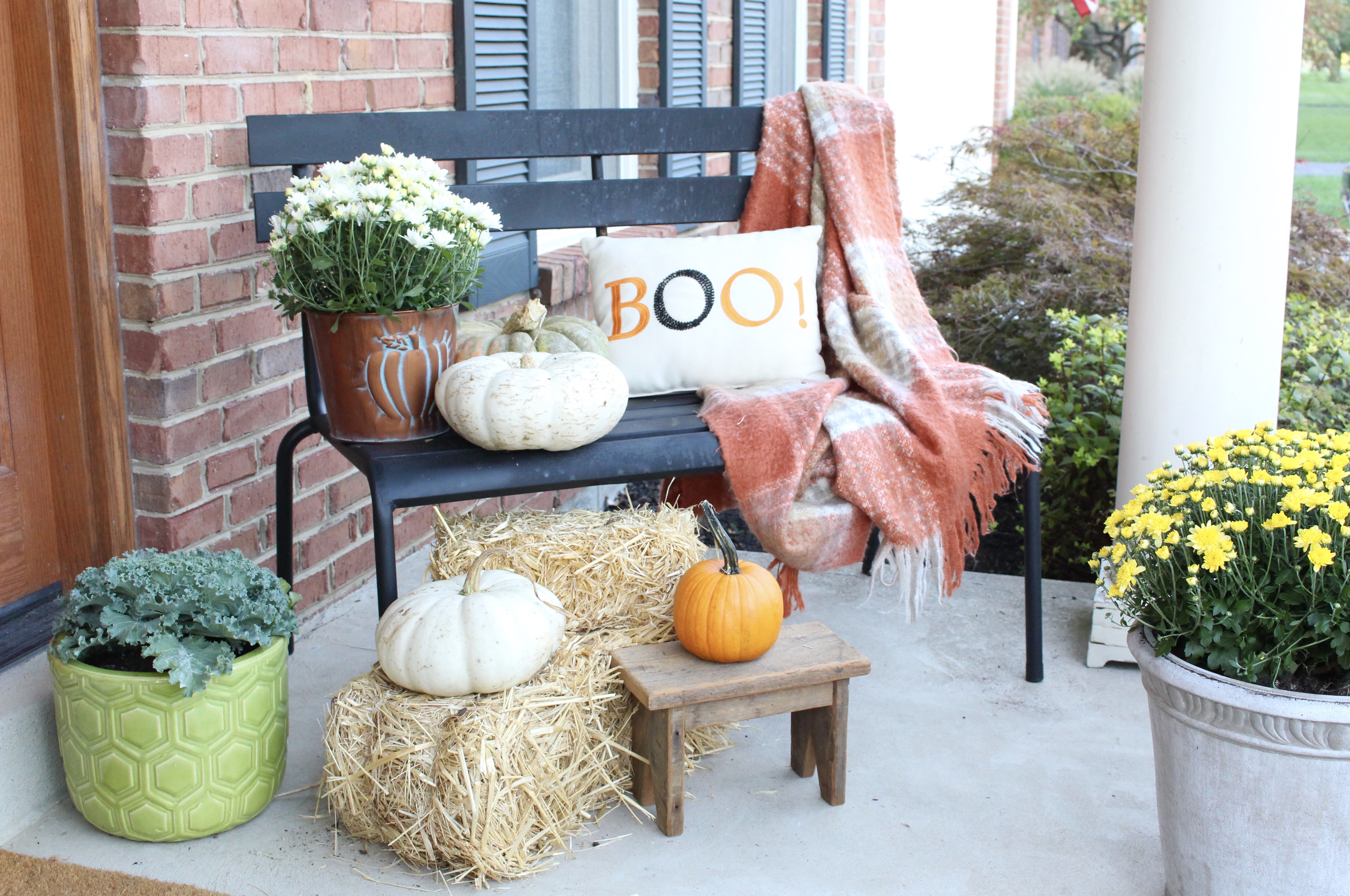 Fall Porch Ideas- Decorating for fall- Fall porch- Autumn- Outdoor decor- decorating outdoors for fall- porch- seasonal outdoor decor- pumpkins- mums- Halloween front porch