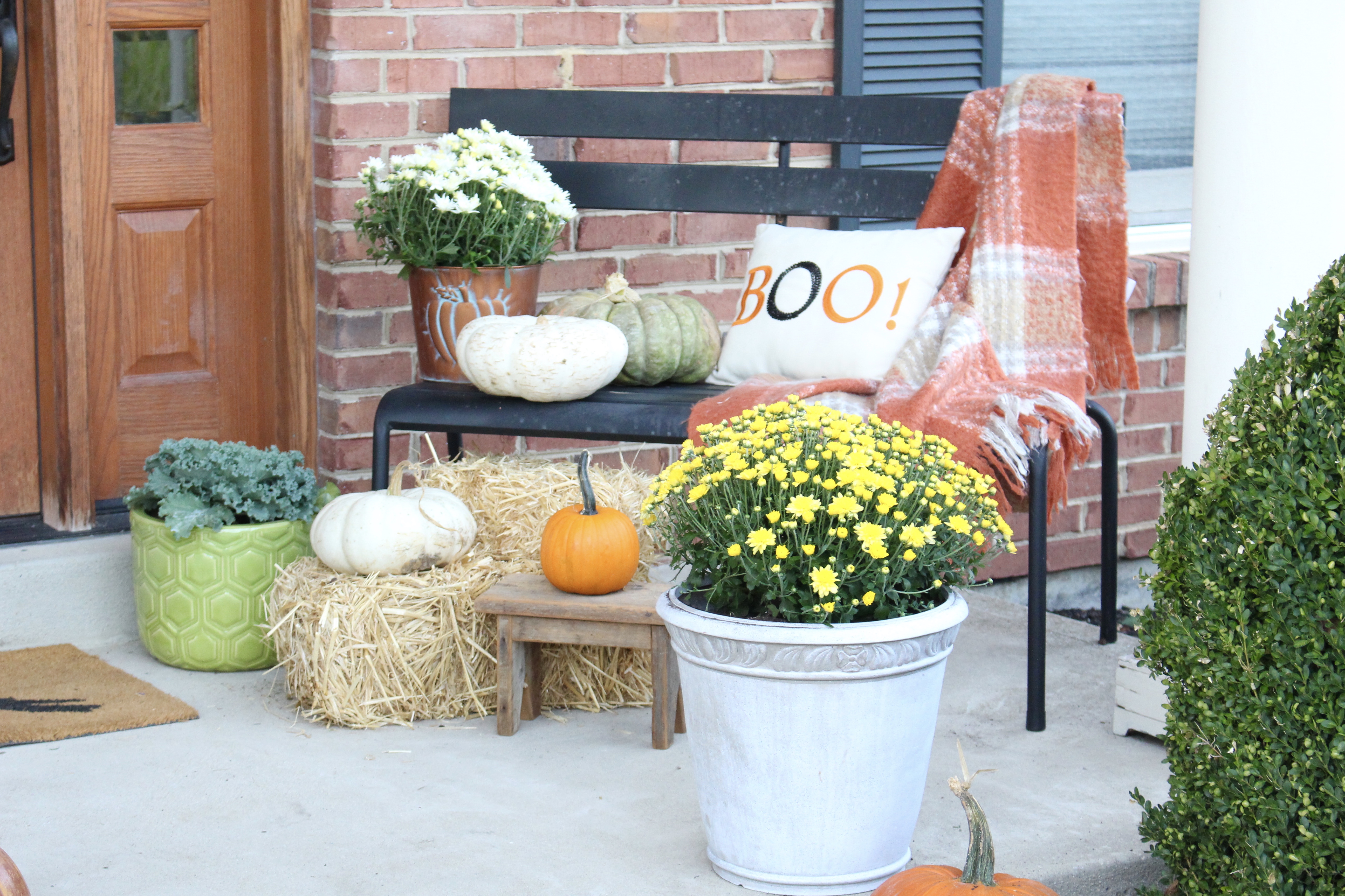 Fall Porch Ideas- Harvest outdoor decor- Decorating for fall- Fall porch- Autumn- Outdoor decor- decorating outdoors for fall- porch- seasonal outdoor decor- pumpkins- mums- Halloween front porch