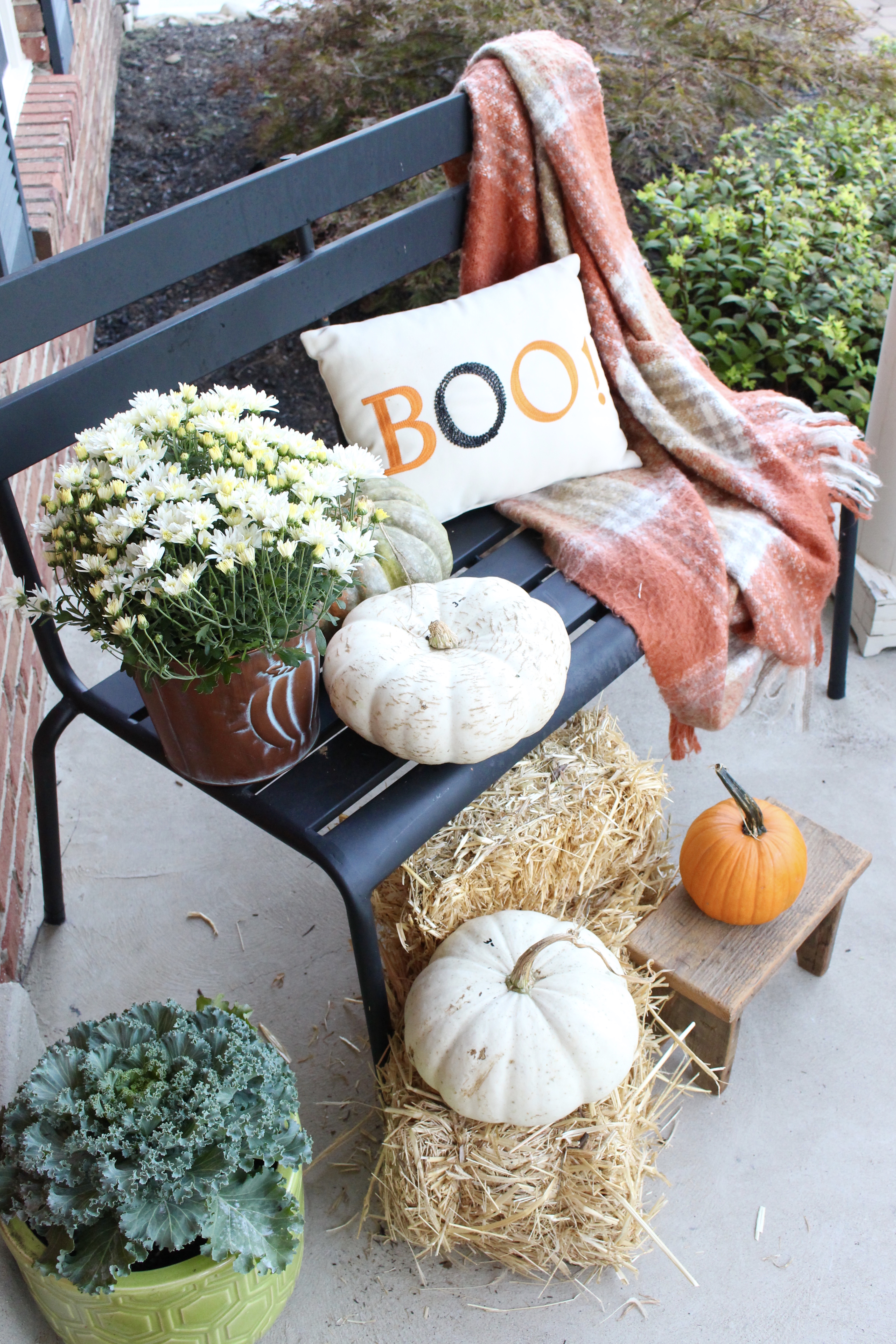 Fall Porch Ideas- Harvest outdoor decor- Decorating for fall- Fall porch- Autumn- Outdoor decor- decorating outdoors for fall- porch- seasonal outdoor decor- pumpkins- mums- Halloween front porch
