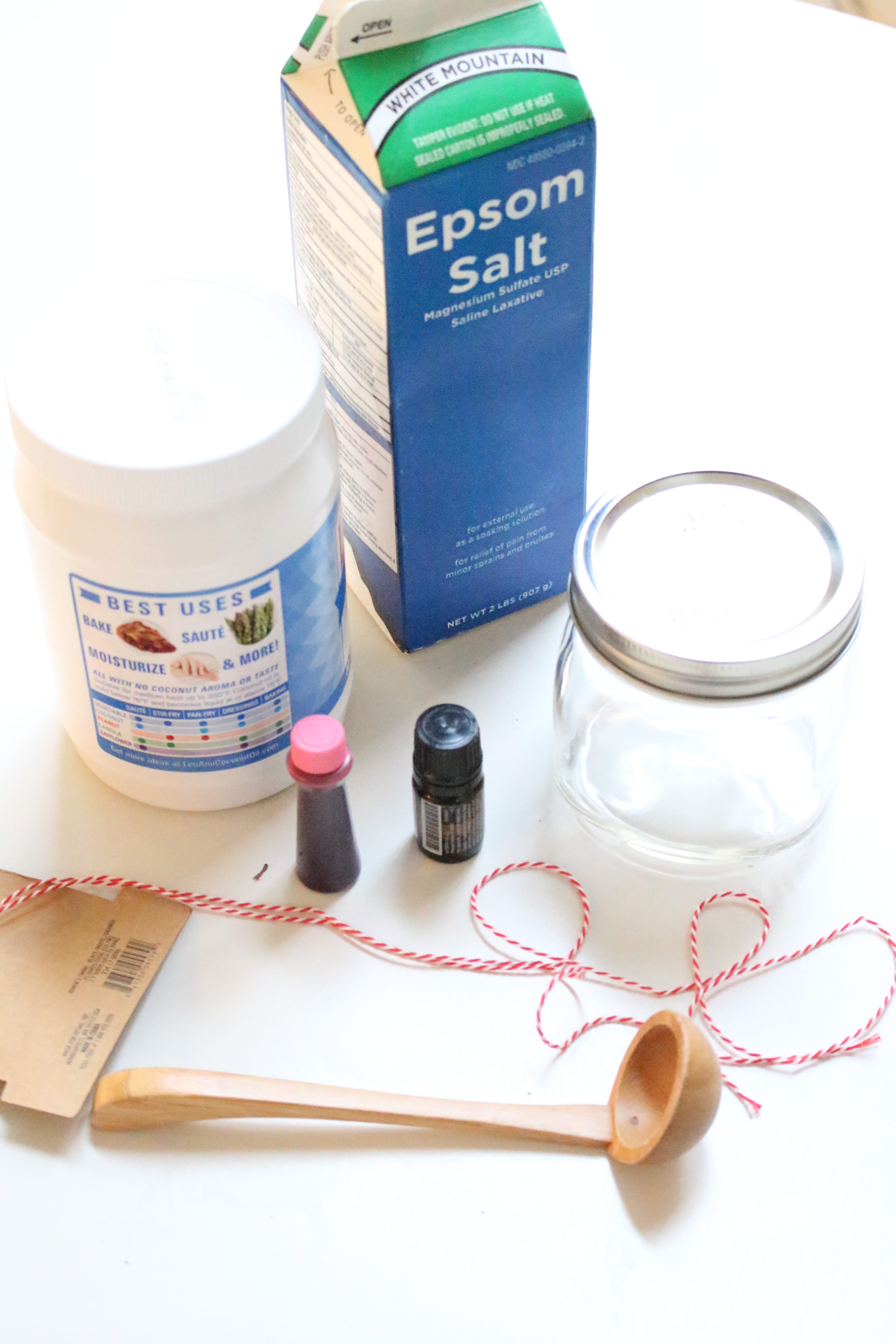 DIY body scrub- making your own body scrub- Peppermint sugar scrub- crafts- DIY scrub- handmade gift for a friend- homemade body scrub- beauty- sugar scrub- gifts for women