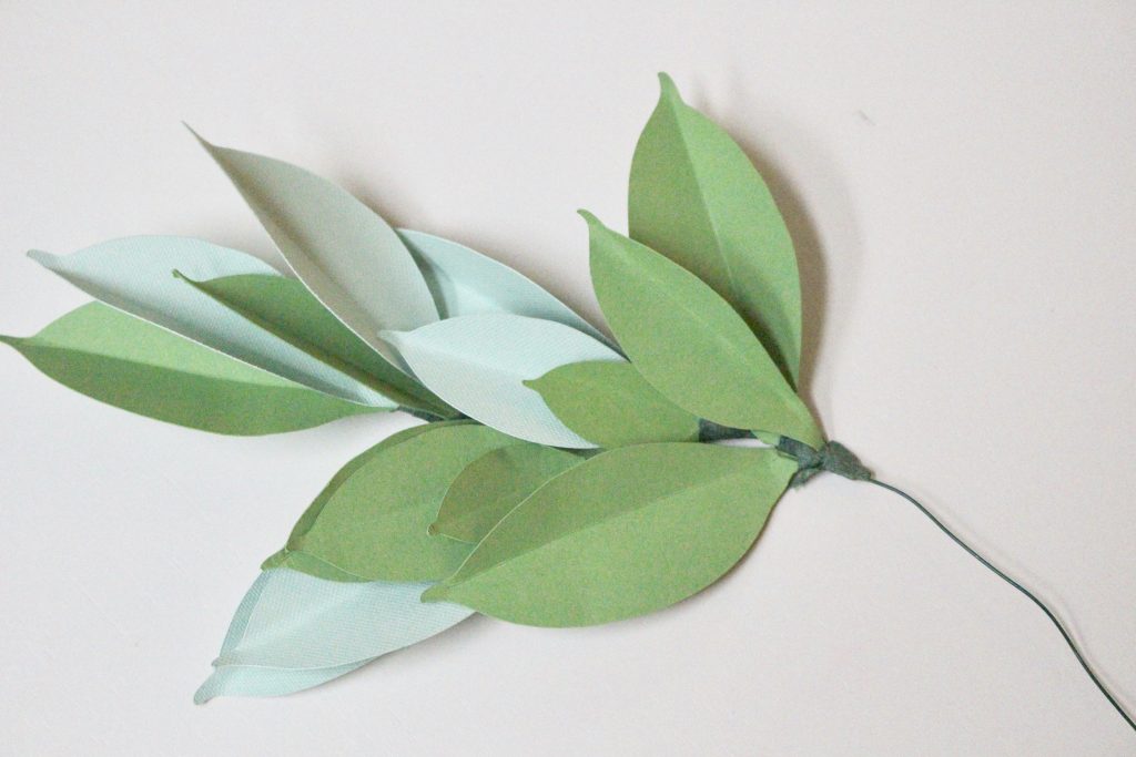Farmhouse Paper Swag- Cricut Explore Air- paper crafts- DIY- die cut- paper leaves- swag- garland- leaves- farmhouse style- farmhouse- blanket- rustic ladder