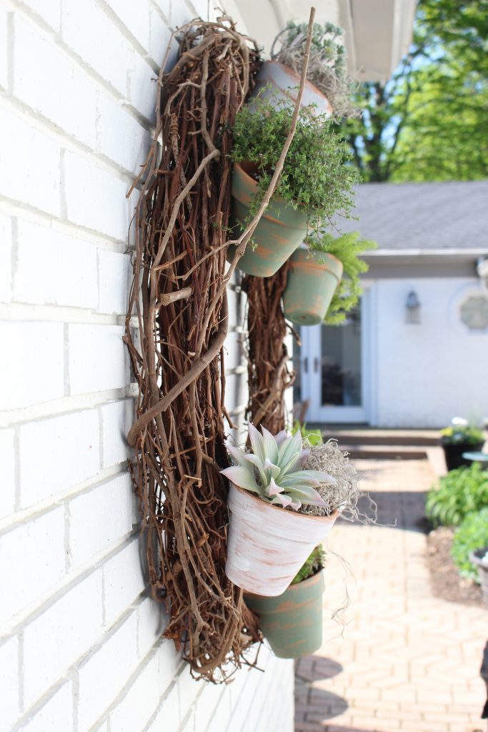 Outdoor succulent garden wreath- living wreath- grapevine wreath- hanging pots- succulents- outdoor- decor-garden- wreath with pots- plants- painting teracotta po