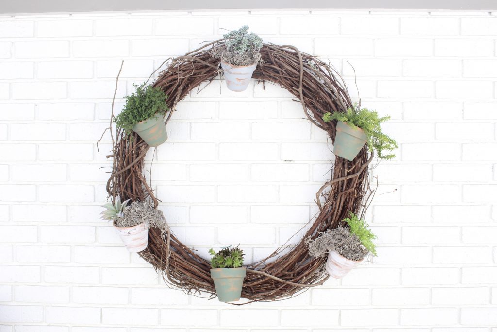 Outdoor succulent garden wreath- living wreath- grapevine wreath- hanging pots- succulents- outdoor- decor-garden- wreath with pots- DIY