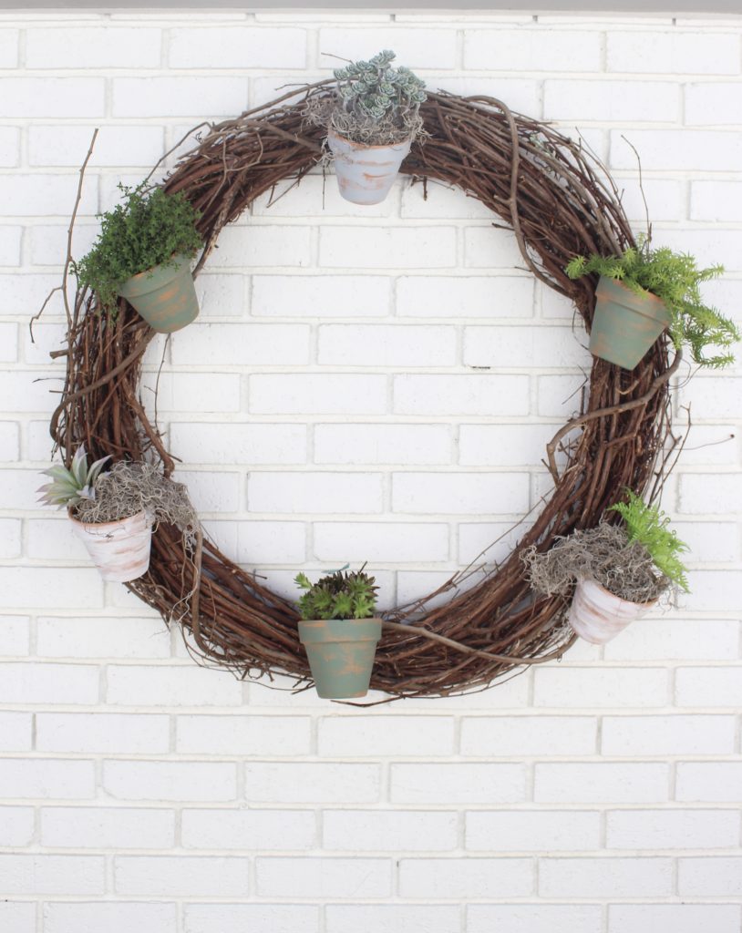 Outdoor succulent garden wreath- living wreath- grapevine wreath- hanging pots- succulents- outdoor- decor-garden- wreath with pots- DIY projects