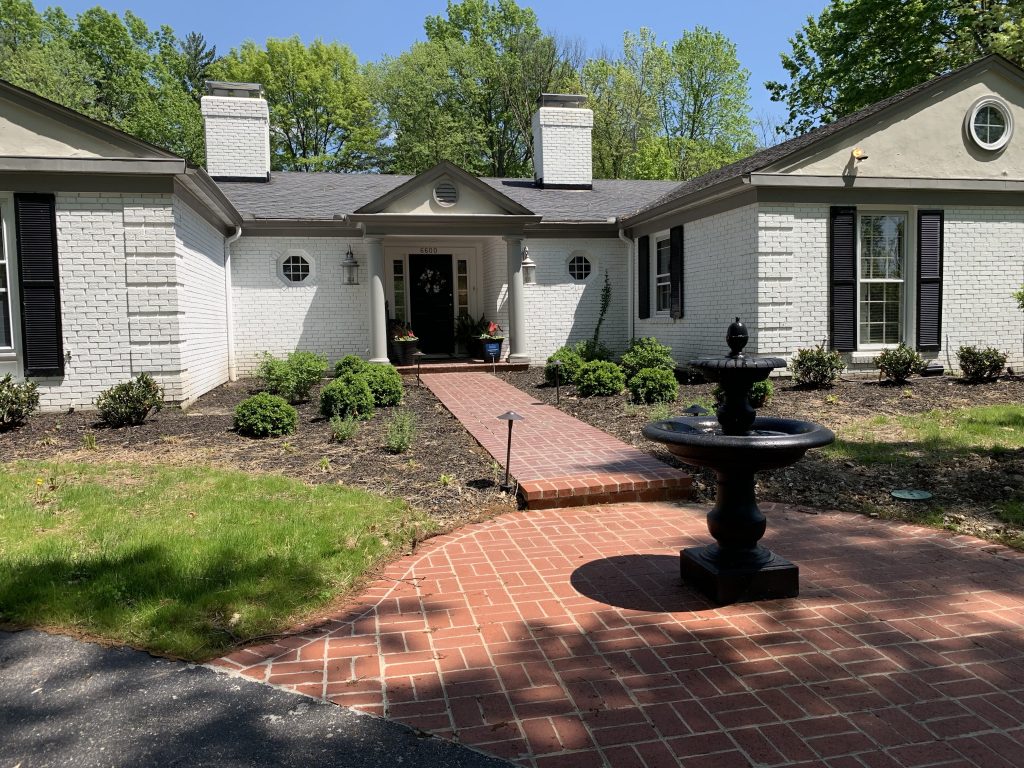 Simple Spring Porch Decor for a small porch- porch decor- small porch- decorating a small porch- spring- outdoor decor for spring- spring planters #outdoorporch #porchdecor #springporch