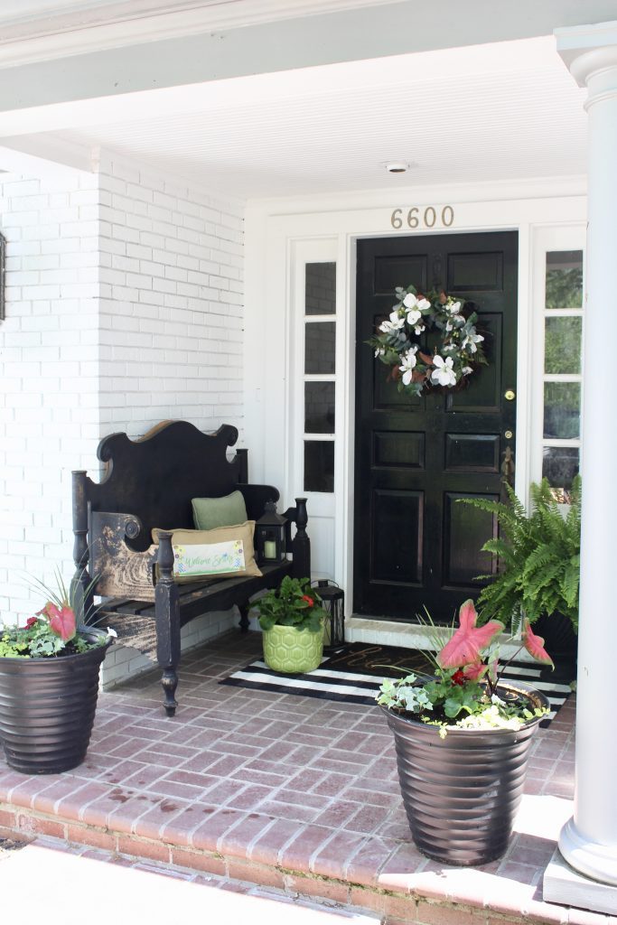 Simple Spring Porch Decor for a small porch- porch decor- small porch- decorating a small porch- spring- outdoor decor for spring- spring planters #outdoorporch #porchdecor #springporch