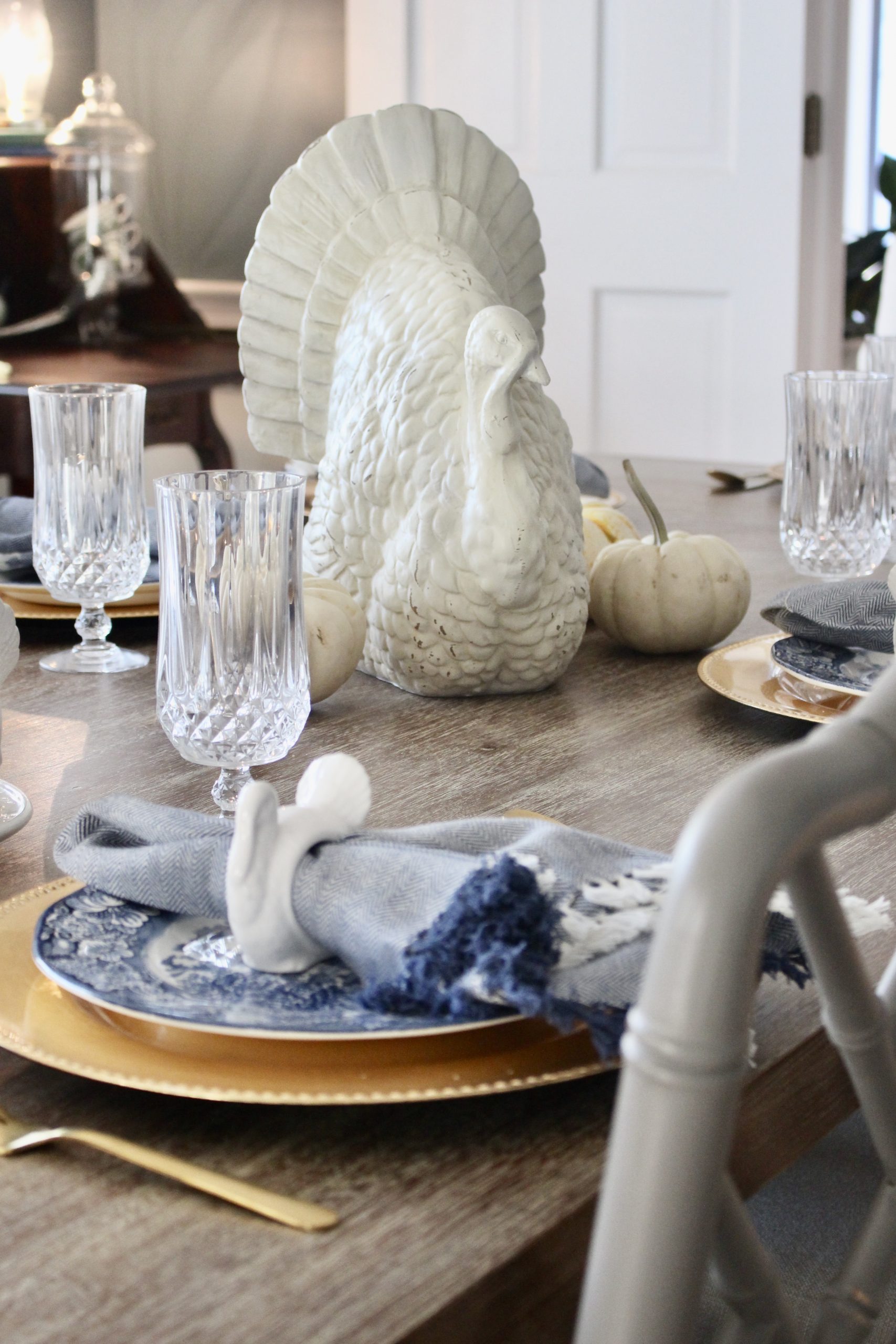 Thanksgiving table in Blue & White~ White Cottage Home & Living~ #thanksgiving #thanksgivingtabledecor #blueandwhitetablesetting #blueandwhite #libertybluedinnerplates #thanksgivingtablesetting