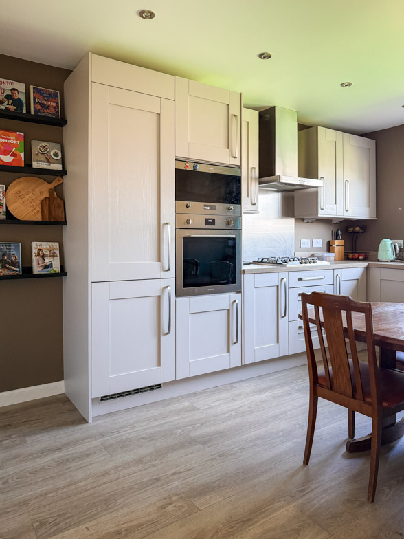 Kitchen painted in broccoli brown by Farrow & Ball